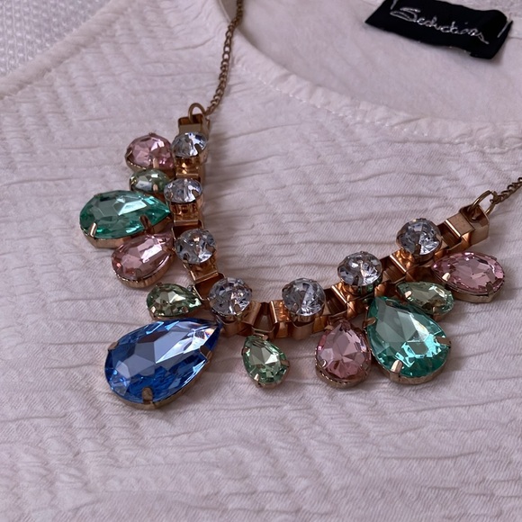 White sleeveless top with detachable necklace embellishment - Picture 2 of 7